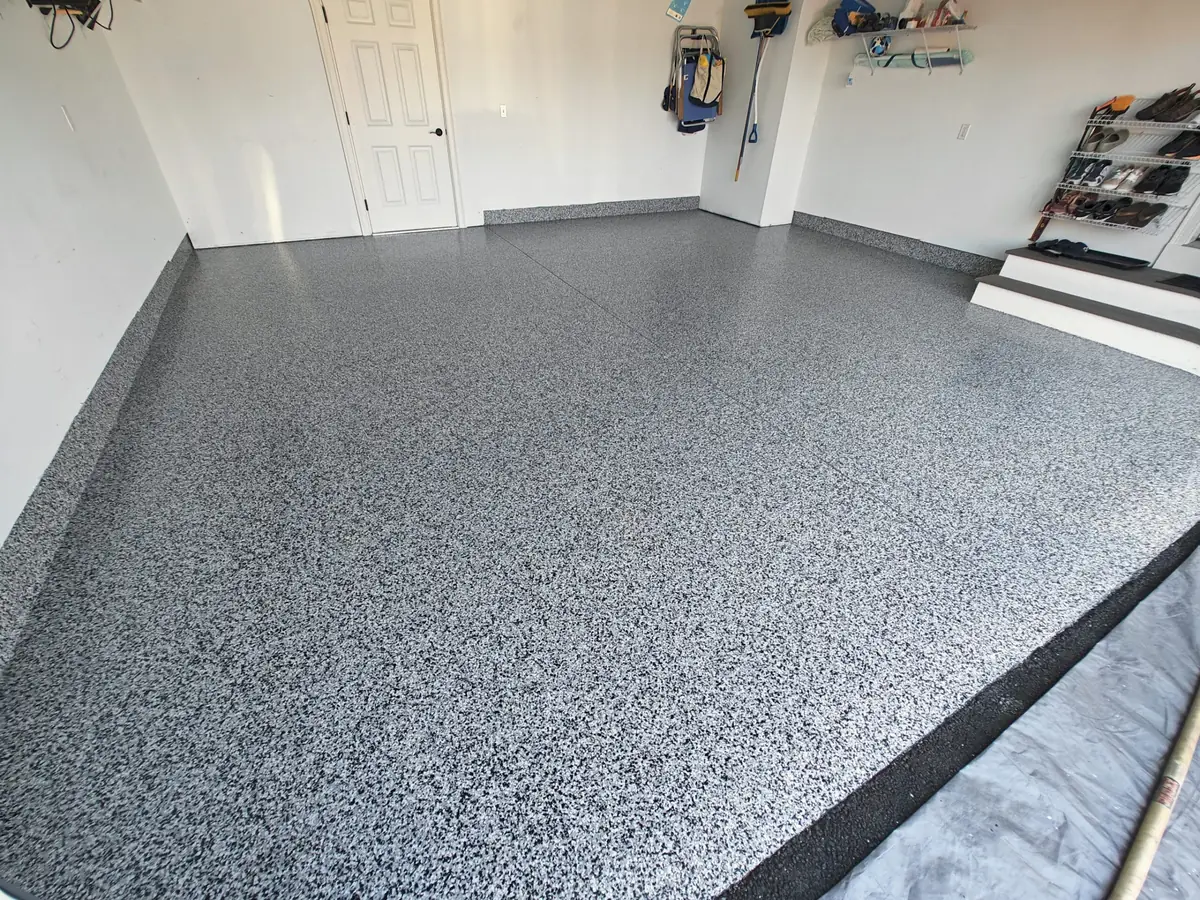 Garage floor coating with a dark border