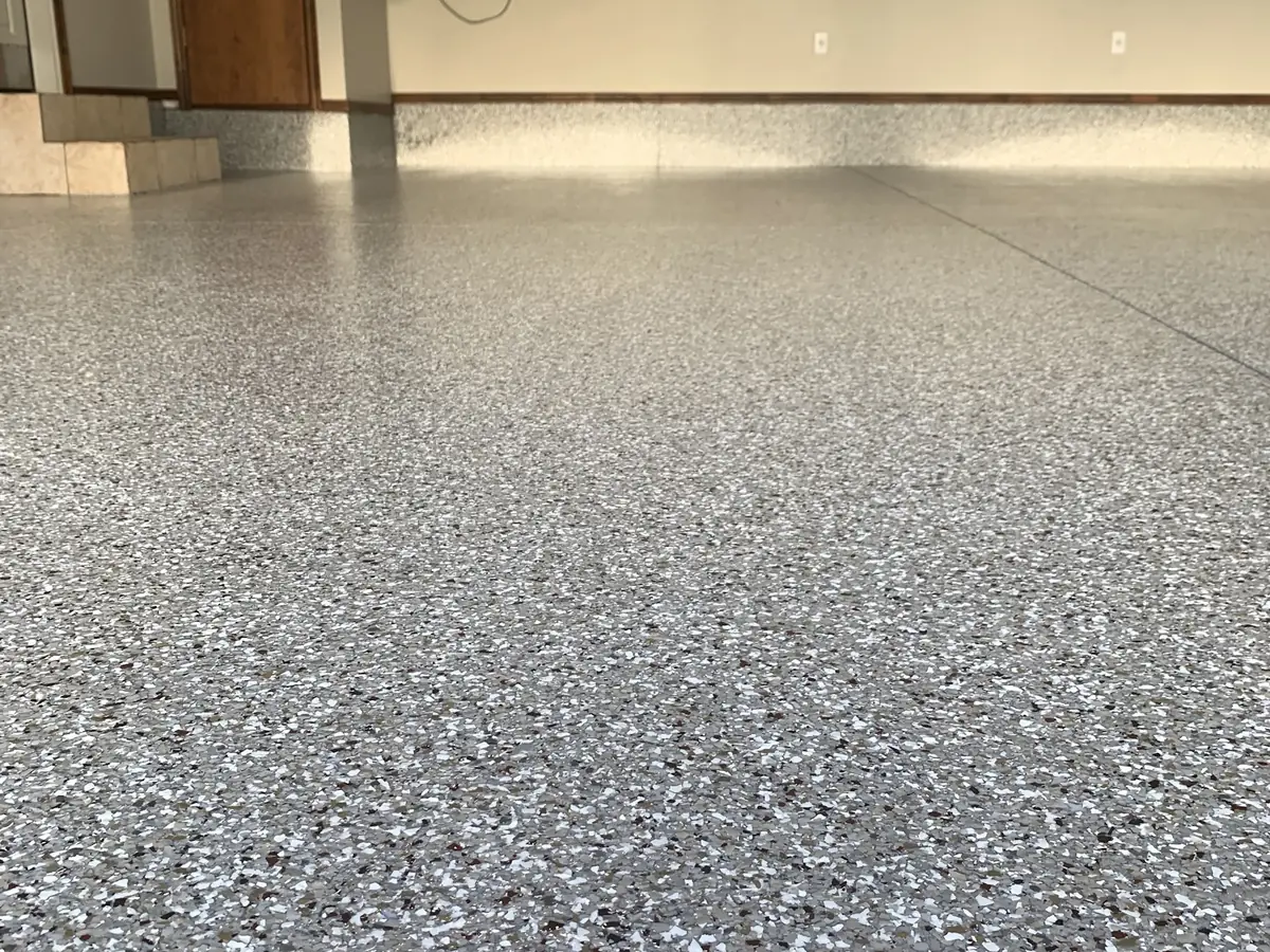 Finished coated floor in grey flake